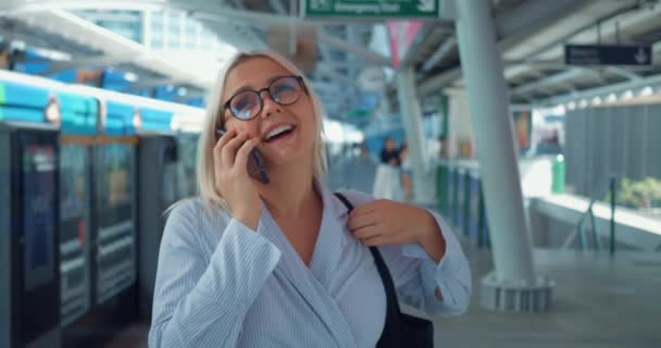 Portrét Žena Telefonuje Metru Emocionální Expresivní Šťastný Úsměv Smích Mladá — Stock video
