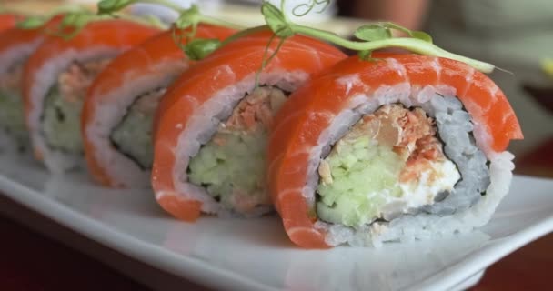 Японська Їжа Суші Рол Впритул Японська Суші Тарілці Японському Ресторані — стокове відео