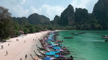 Tayland adası için hava manzarası canlı ormanlarla çevrili bu sakin plajlarıyla bu ada cennet gibi bir kaçış sunuyor. Sahille ormanın adaların birleşimi. Krabi, Tayland, 23 Aralık 2023