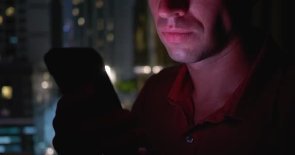 Nacht Nacht Slapeloosheid Achtervolgt Mens Als Hij Eindeloos Scrollt Nieuws — Stockvideo