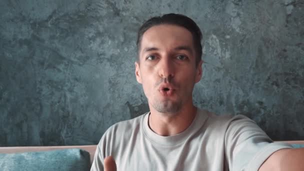 Zachycování Momentů Pro Jeho Kanál Videoblogger Rozšiřuje Pozdravy Pro Následovníky — Stock video