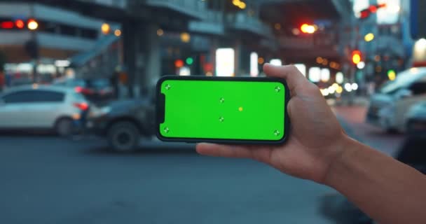 智能手机上的Chroma键使得创意项目的城市交通背景能够通过Chroma键技术实现个人任务解决方案 用彩色键将繁忙的城市场景转化为独特的视觉效果 — 图库视频影像