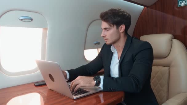 Snygg Man Elegant Kostym Arbetar Laptop Medan Flyger Bekväma Flygplan — Stockvideo