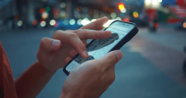 バンコク Dec 2023 スマートフォンは 都市のナビゲーションオンラインマップに不可欠なオンラインマップを表示し 大都市を簡単に行きます 効率的な都市探査のためのオンラインマップ — ストック動画