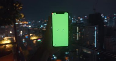 Akıllı telefonda krom anahtar kullanarak gece şehir sahnesini yaratıcı tuvale dönüştürmek. Krom anahtar, kişisel görevler için yenilikçi çözümler sunar. Krom anahtar efektler, gece manzarası ile birleştirilmiştir.