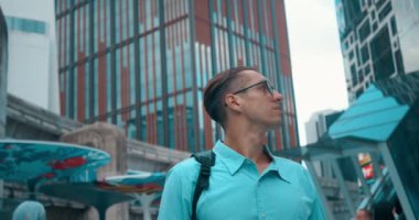 Yeni şehirdeki adamın gözleri keşif beklentisiyle sonuna kadar açıldı. Bilinmeyen caddelerin keşfi heyecanla doluydu. Keşfinin her adımında şehir yaşamının canlılığı vardı.