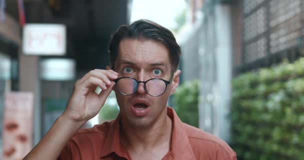 Geschokt Door Wat Hij Ziet Verwijdert Mens Glazen Zijn Emotie — Stockvideo