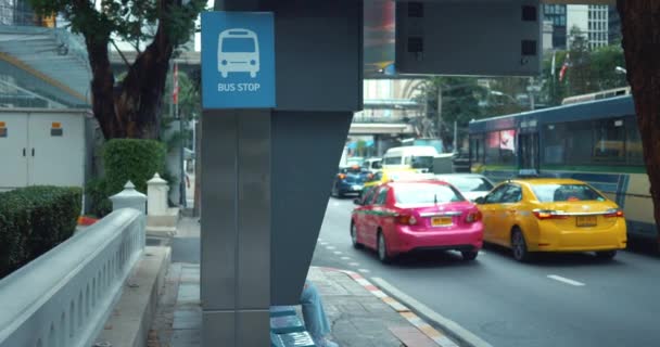 Carros Passam Paragem Autocarro Cena Trânsito Urbano Veículos Fluxo Tráfego — Vídeo de Stock