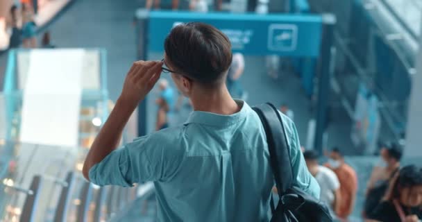 Homem Camisa Azul Desce Escada Rolante Metrô Mostrando Viagens Urbanas — Vídeo de Stock