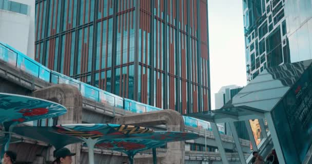 Bangkok Thailand Dec 2023 Förhöjd Tunnelbana Glider Förbi Skyskrapor Symboliserar — Stockvideo