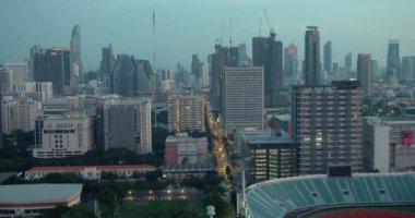 Bangkok, Tayland - 19 Aralık 2023: Bangkok 'un yaşam ve hareketlerle dolu havadan görünüşü Tayland' ın kalbinde kentsel yoğunluğu gösteriyor. Gündüz Bangkok güzel sermayenin canlı gösterisi