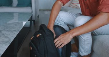 Öğrenci üniversite ödevi için sırt çantasından laptop alıyor. Öğrenci dizüstü bilgisayarı akademik başarı için temel araçtır. Öğrenciler teknolojiyi kullanır. Modern öğrenme yöntemlerini yansıtır.