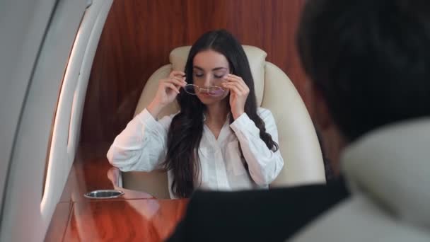 Atraktivní Žena Letadle Vydává Cesty Poznáním Nových Destinací Její Cesty — Stock video