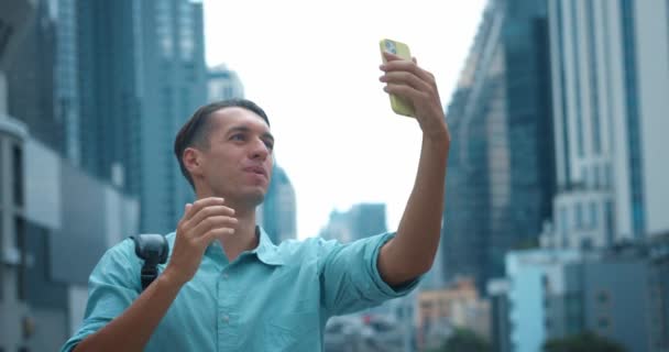 Hombre Comparte Aventura Ciudad Sobre Emoción Las Videollamadas Evidentes Los — Vídeos de Stock