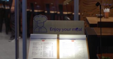 Bangkok, Tayland - 19 Aralık 2023 Restoran girişinde büyük menü panosu. Müşteriler içeri girmeden önce menüye bakabilirler. Menü, misafirlerin kendilerini restoran veya kafeye tanıtmalarına olanak tanır