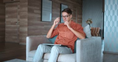 İnsan iş gününü evde, bilgisayarını kapatırken özgürlük duygusuyla bitirir. Evden çalışma esneklik ve özerklik sunuyor. Sandalyesinde dinleniyor. Evden çalışma özgürlüğünü takdir ediyor.