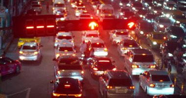 Bangkok, Tayland - 19 Aralık 2023 Şehir merkezinde trafik sıkışıklığı var. Akşam şehri telaşlı ve insanlar işlerini ya da evlerini aceleye getiriyorlar. Çoğu arabanın yoğun olduğu şehir kavramı