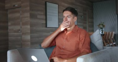 Çevrimiçi haberler insanı şok içinde bırakıyor. Haberler, internetlerin etkisiyle şok geçiriyor. Günümüzde dijital haber çağında yaygın şok tepkisi yaşıyor.