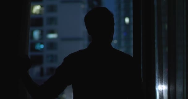 Чоловік Тягне Завісу Показуючи Яскраве Життя Сучасного Міста Вночі Прекрасний — стокове відео