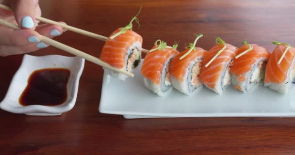 Äter Sushi Restaurang Med Ätpinnar Närbild Kvinnliga Händer Blötlägger Sushi — Stockvideo