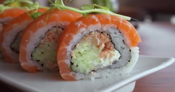 Sushi Set Aziatisch Eten Bord Sluiten Rijst Zalm Vis Romige — Stockvideo