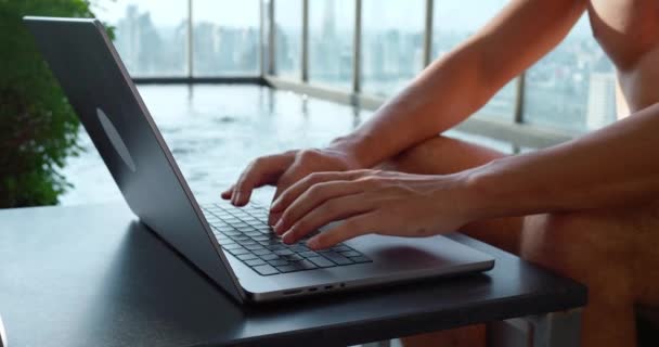 Närbild Programmerare Entusiastiskt Skriva Laptop Tangentbord Millennial Arbetar Laptop Med — Stockvideo