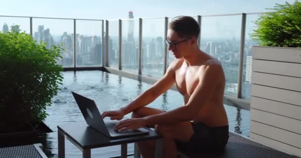 Freelancer Finito Lavoro Laptop Chiuso Colomba Piscina Rilassarsi Dopo Una — Video Stock