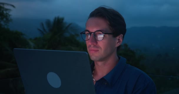 Han Använder Laptop Ute Kvällen Ljus Från Laptop Skärmen Belyser — Stockvideo