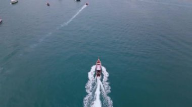Tekne okyanusta, denizde. Üst görüntü, hava aracı görüntüleri, denizde yelken açan tekne. Gezi, turizm, seyahat. Suyun yüzeyi koyu mavi, gondol tekne parkına doğru yüzüyor. Krabi, Tayland, 23 Aralık 2023