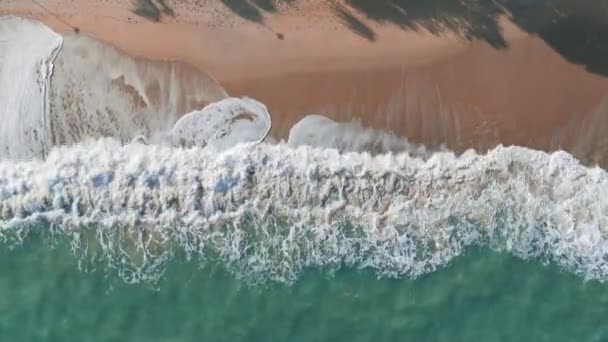 Vlny Moře Vyplavují Písečné Břehy Letecký Pohled Shora Drone Bílá — Stock video