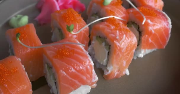 Set Sushi Pasto Giapponese Sul Piatto Filadelfia Sushi Rotola Pesce — Video Stock