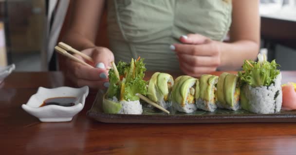 Äter Sushi Restaurang Med Ätpinnar Kvinna Njuter Middag Lunch Restaurang — Stockvideo