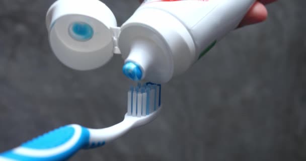 用牙膏把牙刷关闭 每天早晚刷牙的重要性 清洁牙齿及保持口腔清洁清洁以防止蛀牙疼痛的产品 — 图库视频影像