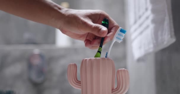 Mannelijke Hand Die Tandenborstel Beker Doet Ochtendbehandeling Begin Van Dag — Stockvideo