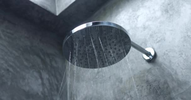 Duschkopf Fließendes Wasser Badezimmer Sparsamer Umgang Mit Ausreichend Fließendem Wasser — Stockvideo