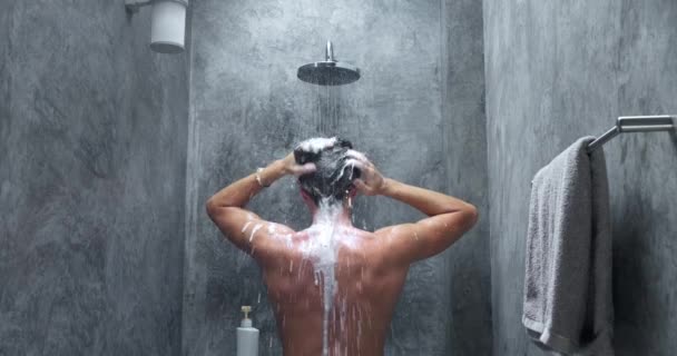 Duş Perdesinde Yıkanan Adam Köpüklü Saçlarını Sabunlayan Saçlarını Yıkayan Gri — Stok video