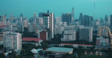 Panoramik manzara şehir ticaret bölgesi, kurumsal faaliyet. İş dünyası, yüksek binalar hareketli iş merkezi, ekonomik reklam. Girişimcilik ekosistemi Bangkok, Tayland - 19 Aralık 2023