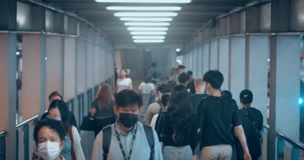 Gente Grupo Caminando Corredor Metro Conectividad Urbana Viajeros Comunicación Movimiento — Vídeos de Stock