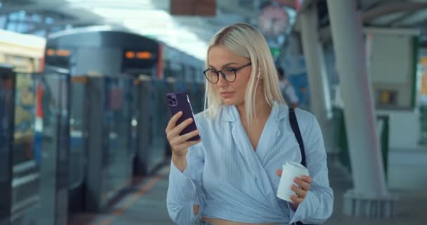 Zakenvrouw Met Behulp Van Smartphone Metro Millennial Vrouw Schommelen Naar — Stockvideo