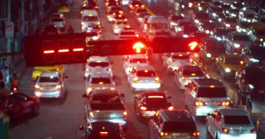 Trafik çok şeritli yol, aşırı nüfus yoğunluğu olan şehir sokakları aşırı nüfus taşımacılığı. Yoğun trafik sıkışıklığı, Bangkok, Tayland - 19 Aralık 2023