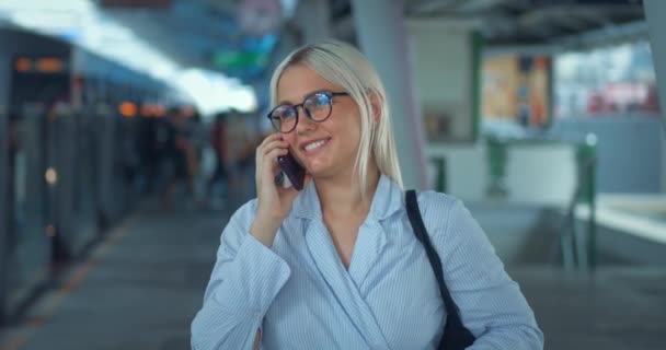 Portretowa Kobieta Rozmawiająca Przez Telefon Metrze Biznesowa Kobieta Rozmawiająca Przez — Wideo stockowe