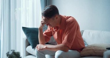 Kanepede oturan bir adam gözlüğünü çıkarır, baş ağrısı hisseder. Yorgunluk ağır gelir. Yorgunluk belirtileri ortada. Yorgunluk rahatsızlığa yol açar, günlük aktiviteleri etkiler genel refah