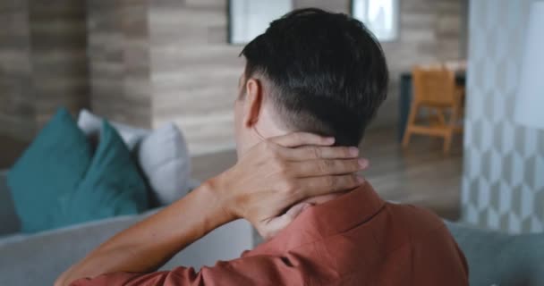 Bir Adamın Boynu Ağrıyor Yaşam Tarzı Sağlığı Etkiler Yaşam Tarzı — Stok video