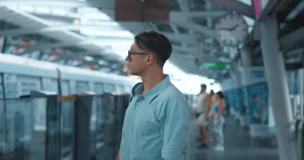 Muž Brýlemi Sleduje Projíždějící Vlak Symbolizující Komunikaci Koncepce Poselství Pohyb — Stock video