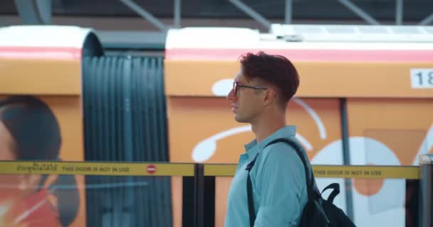 Člověk Stojí Místě Dopravní Epitom Jak Kolem Projíždí Vlak Scéna — Stock video