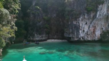 Körfez, körfez, taş vadi, deniz. Ziyaret için inanılmaz bir yer, inanılmaz doğal manzara. Cennetin, derin turkuaz kumsalın, körfezin, kayalık deniz manzarası. Kayıklı güzel bir göl.