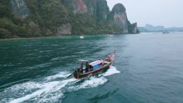Loď Turisty Pluje Vodě Cestovatelé Dovolené Horkém Letovisku Země Turistické — Stock video