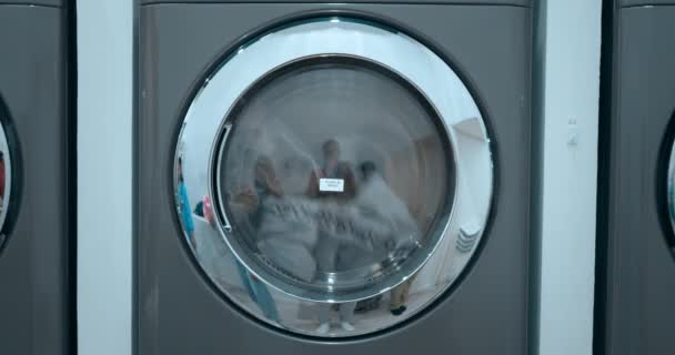 Praní Prádla Veřejné Prádelny Energicky Padá Prádlo Účinnost Veřejné Prádelny — Stock video