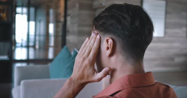 頭痛を経験する男性 一般的な健康上の懸念 不快な頭痛 インパクトの幸福を強調する 健康共通の病気の重要性は 毎日の健康問題を管理する意識ケアを必要とします — ストック動画