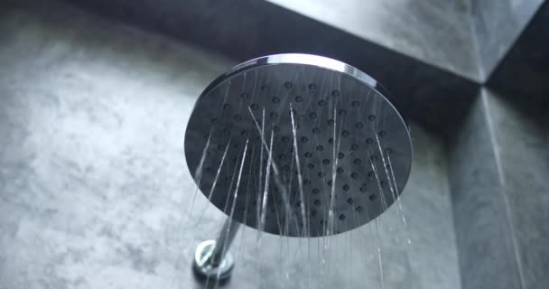 Duş Başlığı Banyoda Akan Alttaki Yakın Plan Akışı Duş Başlığından — Stok video